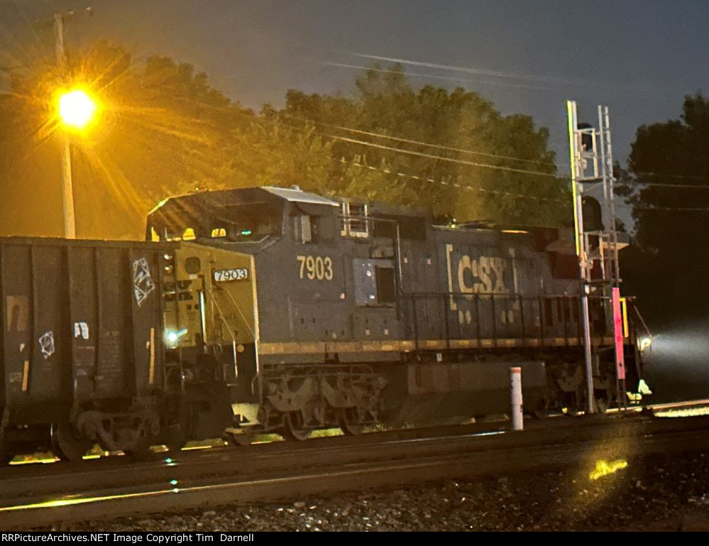 CSX 7903 on local L333